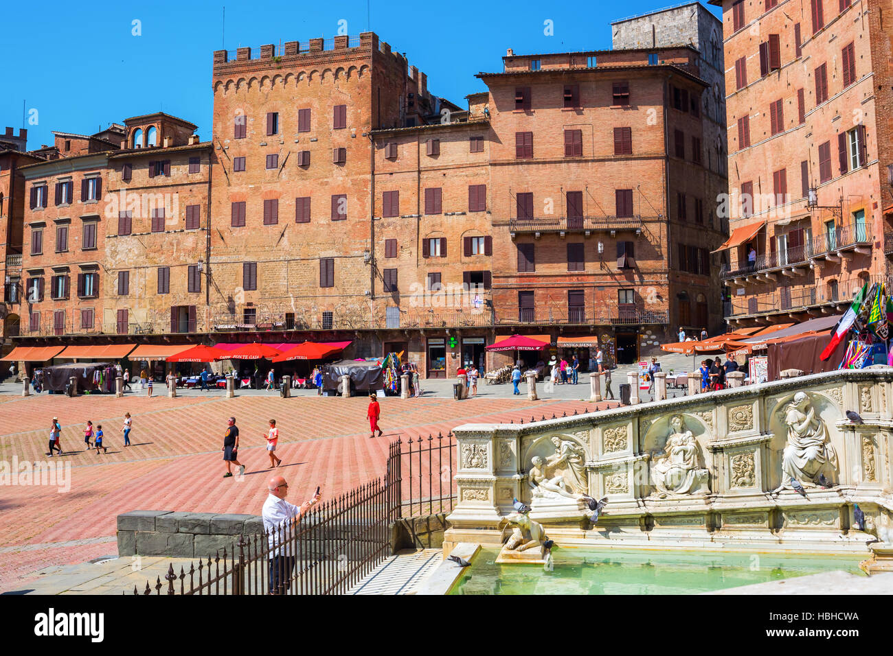 Piazza del Campo con Fonte Gaia a Siena, Italia Foto Stock