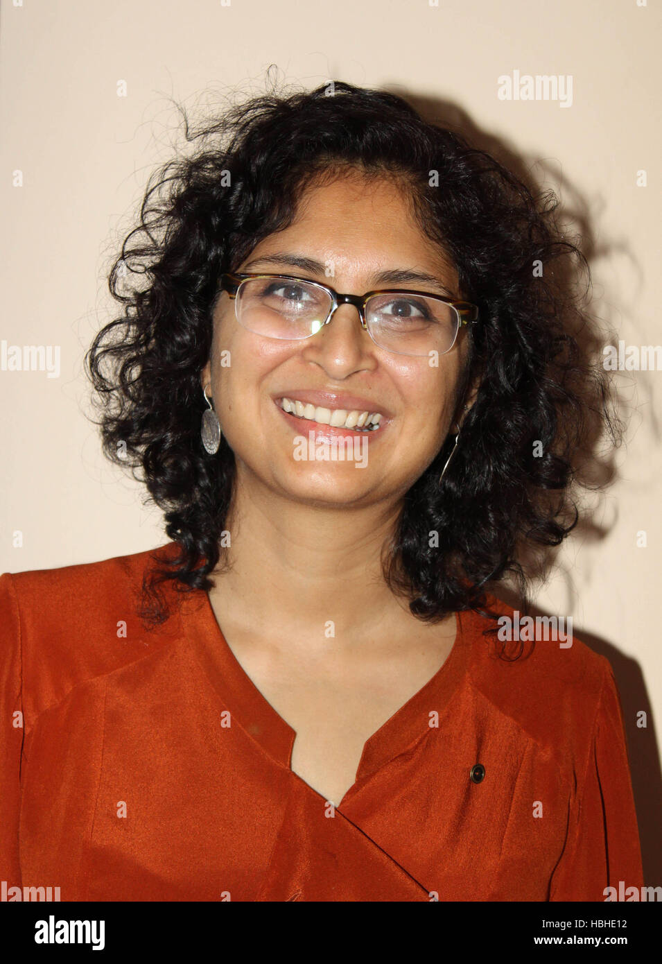 Bollywood regista e produttore Kiran Rao presenta il primo aspetto del film Dhobhi Ghat in Mumbai il 17 novembre 2010. Foto Stock