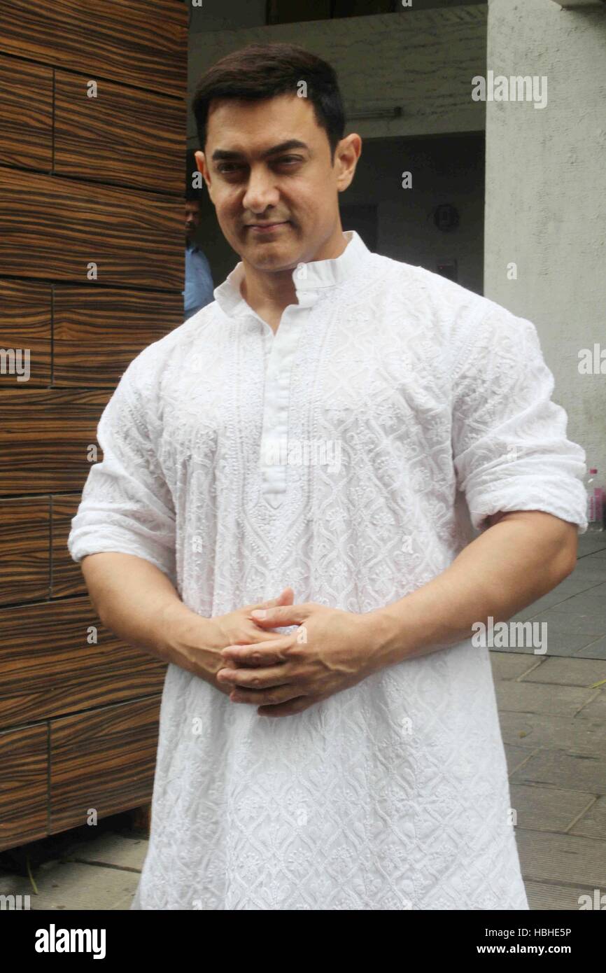 Attore di Bollywood AAMIR KHAN pone in occasione di Eid al-Fitr celebrazione presso la sua residenza a Mumbai in India il 29 luglio 2014. Foto Stock