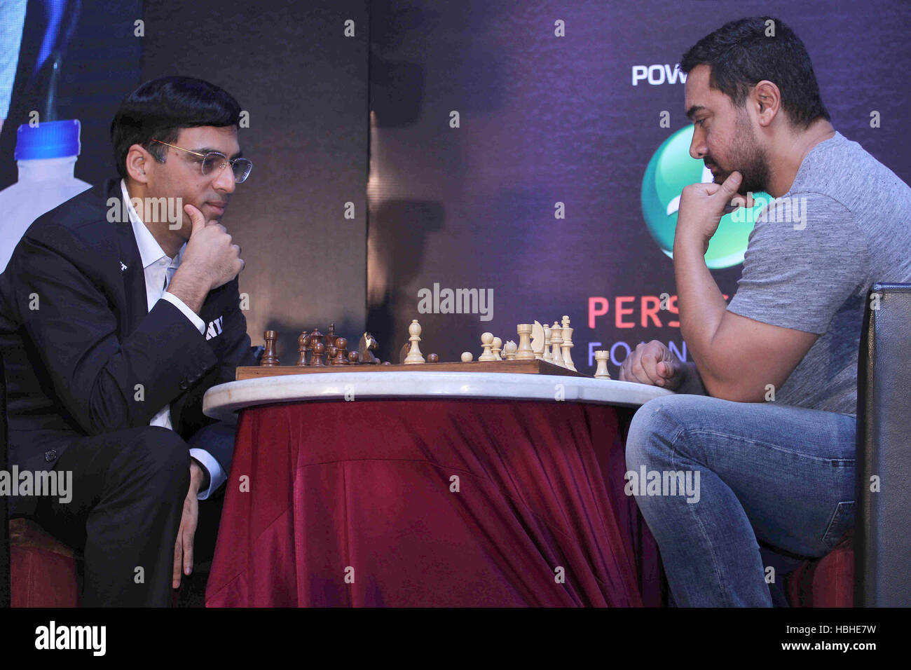 Attore di Bollywood AAMIR KHAN Campione del Mondo di scacchi Vishwanathan Anand gioca match di esibizione annuncio terza edizione MCL Mumbai Foto Stock