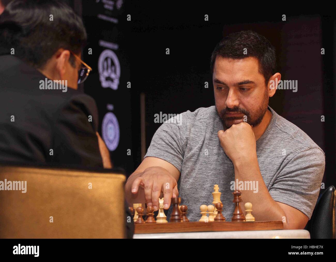 Attore di Bollywood AAMIR KHAN Campione del Mondo di scacchi Vishwanathan Anand gioca match di esibizione annuncio terza edizione MCL Mumbai Foto Stock
