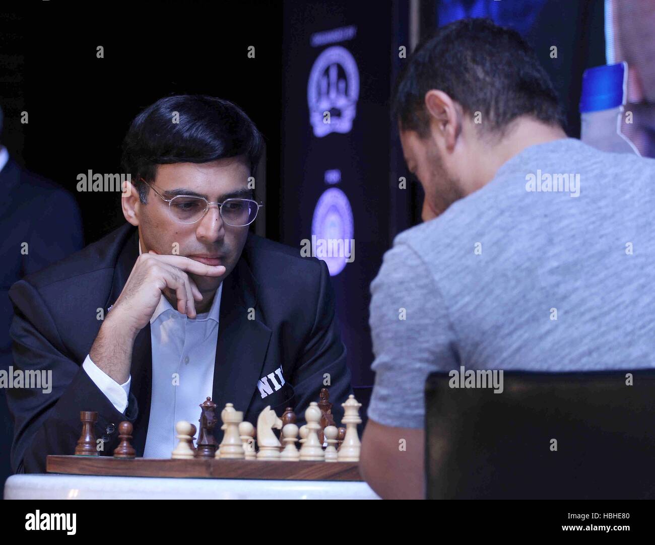Aamir Khan che gioca con il campione del mondo di scacchi Vishwanathan Anand match di Mumbai India Foto Stock