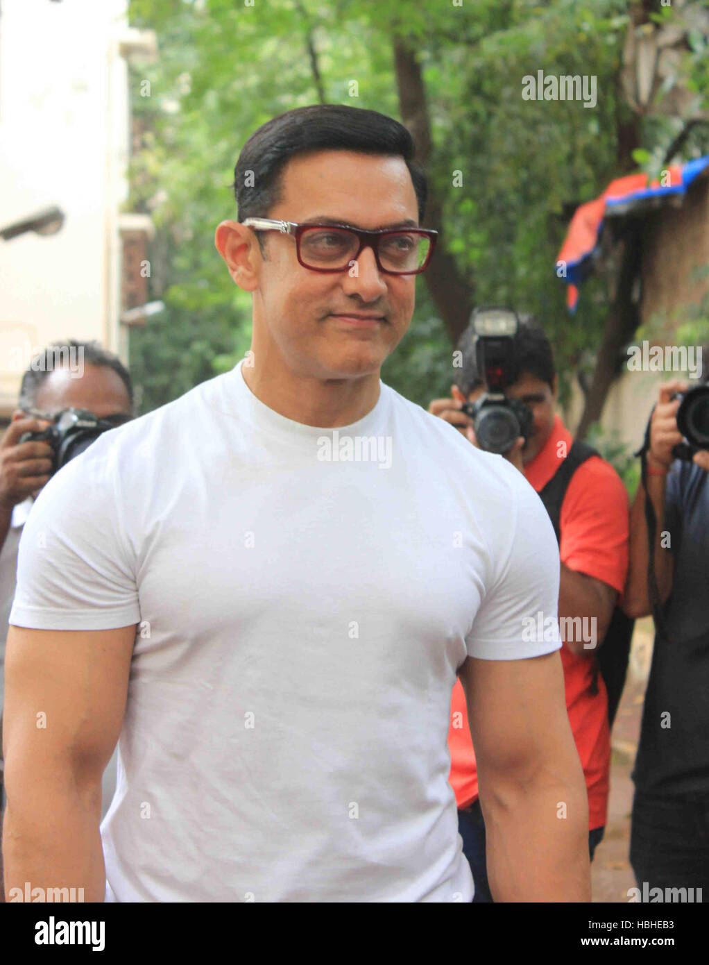 Attore di Bollywood AAMIR KHAN pone in occasione di Eid al-Fitr celebrazione presso la sua residenza in Mumbai, India Il 7 luglio 2016. Foto Stock