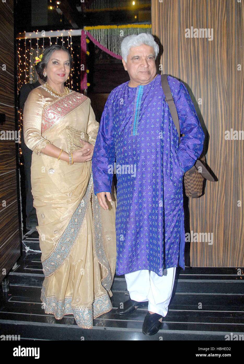 Bollywood paroliere Javed Akhtar insieme con la moglie e l'attore Shabana Azmi durante Aamir Khan's Diwali celebrazione in Mumbai Foto Stock