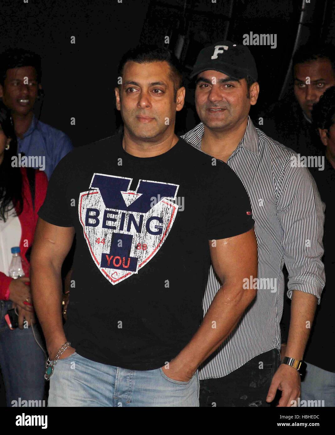 Gli attori di Bollywood Salman Khan e Arbaaz Khan durante il lancio del rimorchio di film Freaky Ali, in Mumbai, India Foto Stock