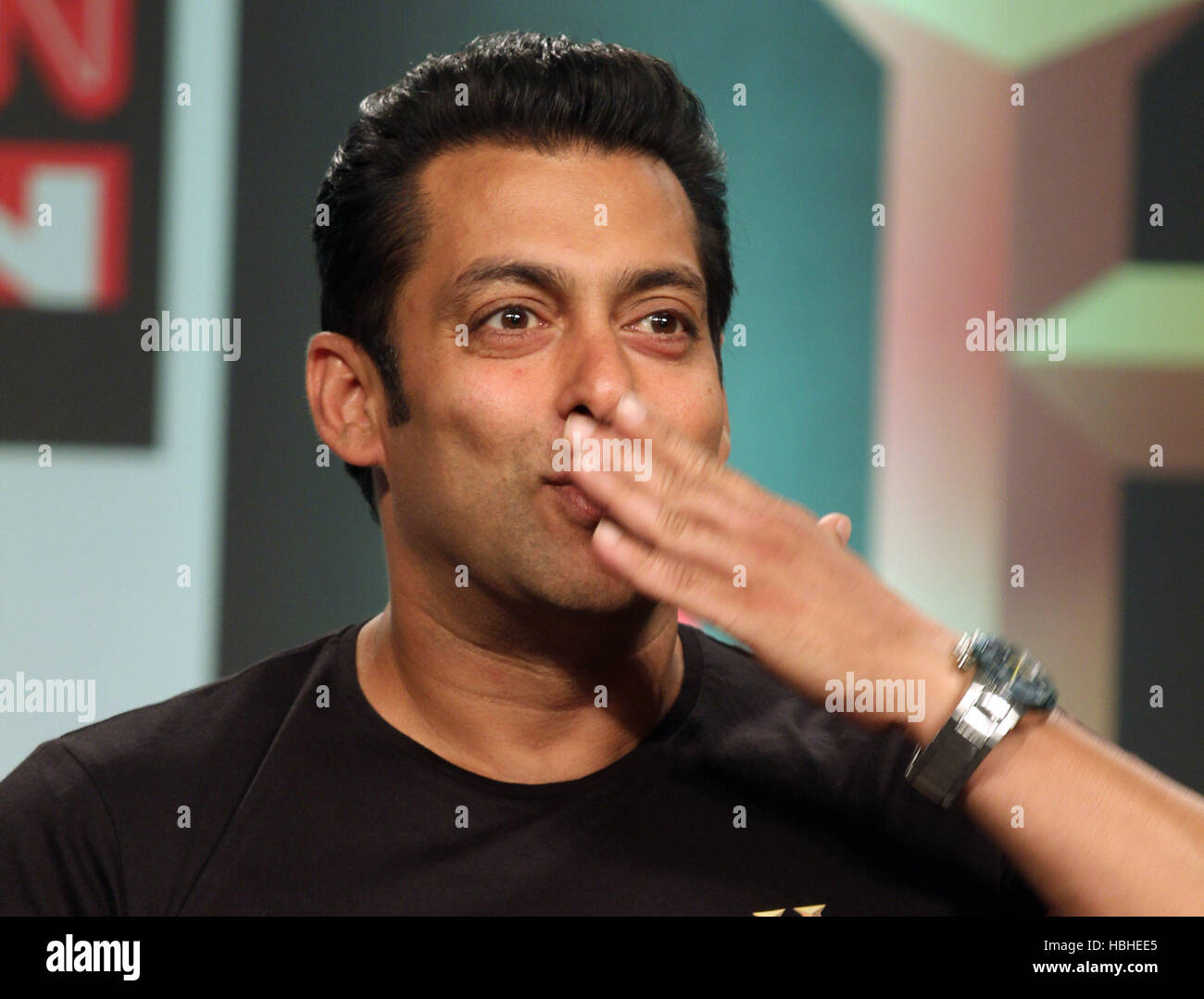 Attore di Bollywood Salman Khan gesti durante il lancio della storia TV18's tre canali a Mumbai in India Foto Stock