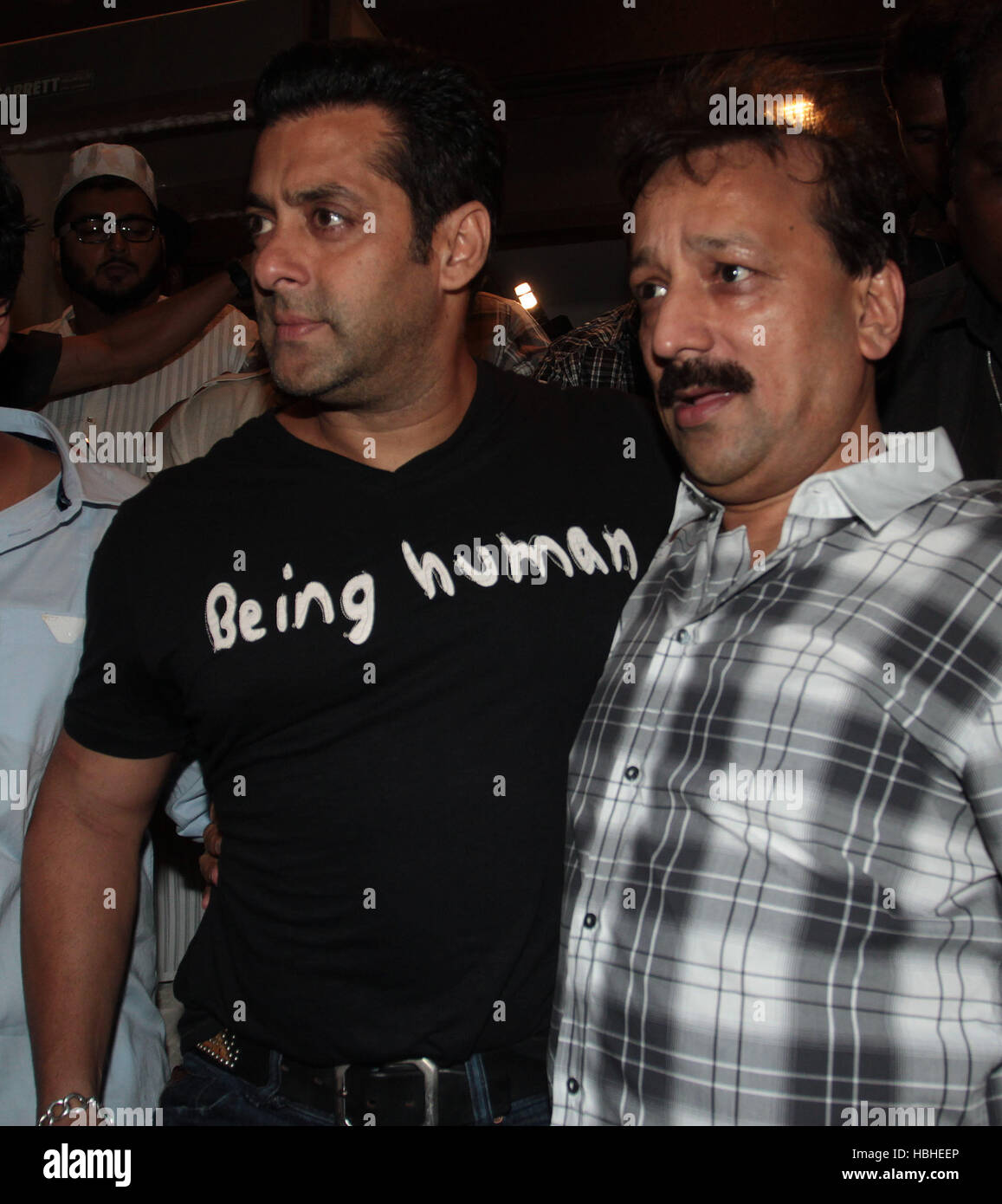 Gli attori di Bollywood Salman Khan arriva per il Partito Iftaar ospitato dal Congresso MLA Baba Siddiqui Mumbai Foto Stock