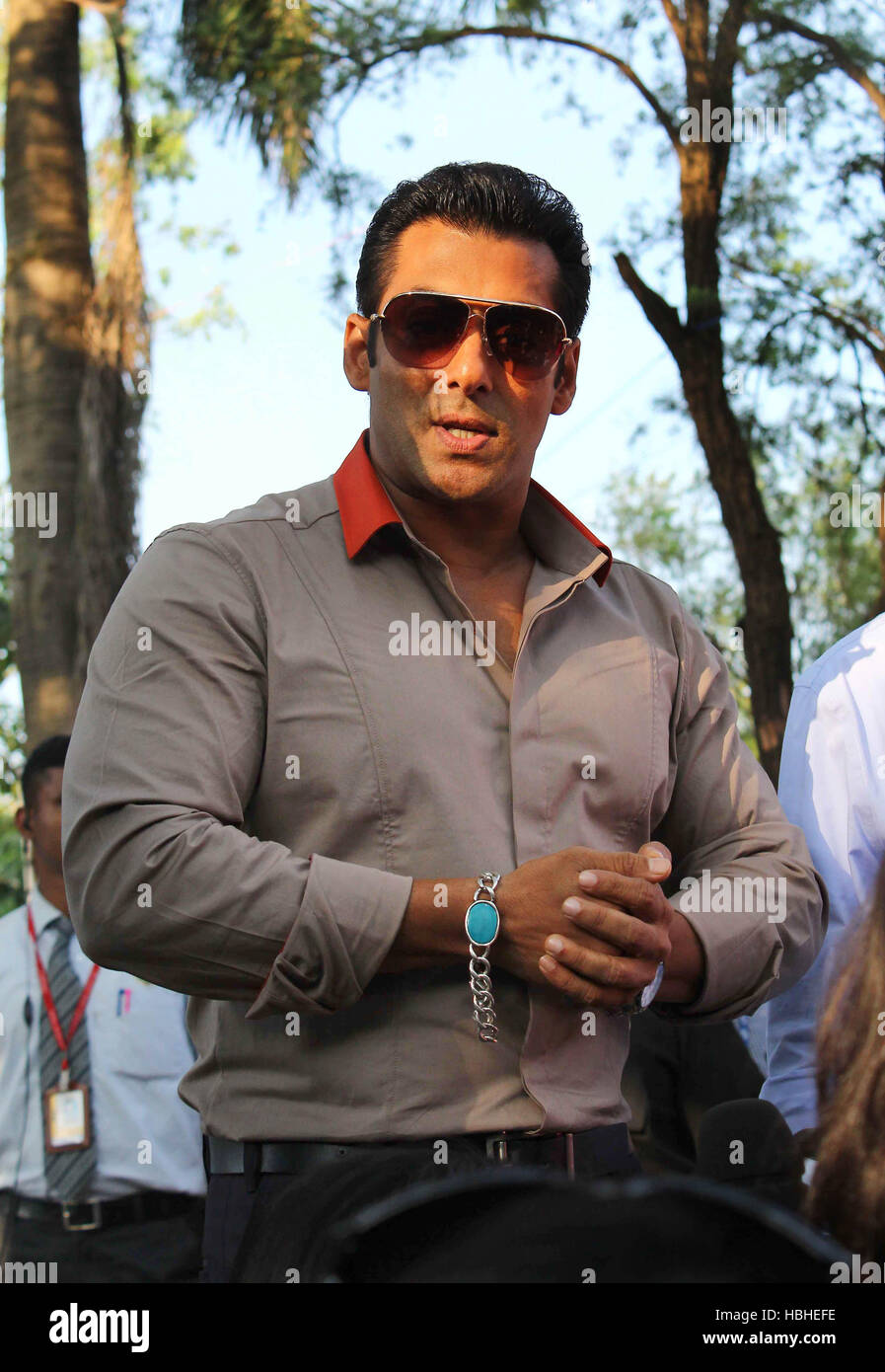 Attore di Bollywood Salman Khan parla durante il lancio di India il primo reality TV tour in Mumbai, India Ottobre 12, 2012 Foto Stock