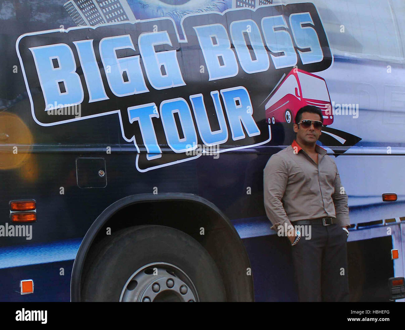 Attore di Bollywood Salman Khan pone durante il lancio di India il primo reality TV tour di Mumbai, in India il 12 ottobre 2012 Foto Stock