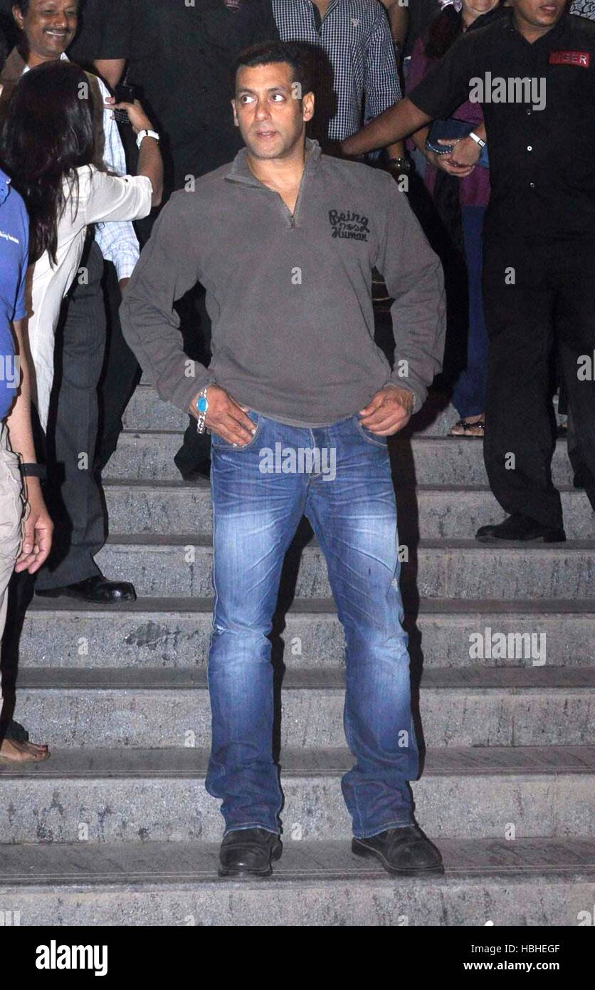 Attore di Bollywood Salman Khan pone durante il lancio di " essere uomo " nuovo showroom a Mumbai, in India il 17 gennaio, 2013. Foto Stock