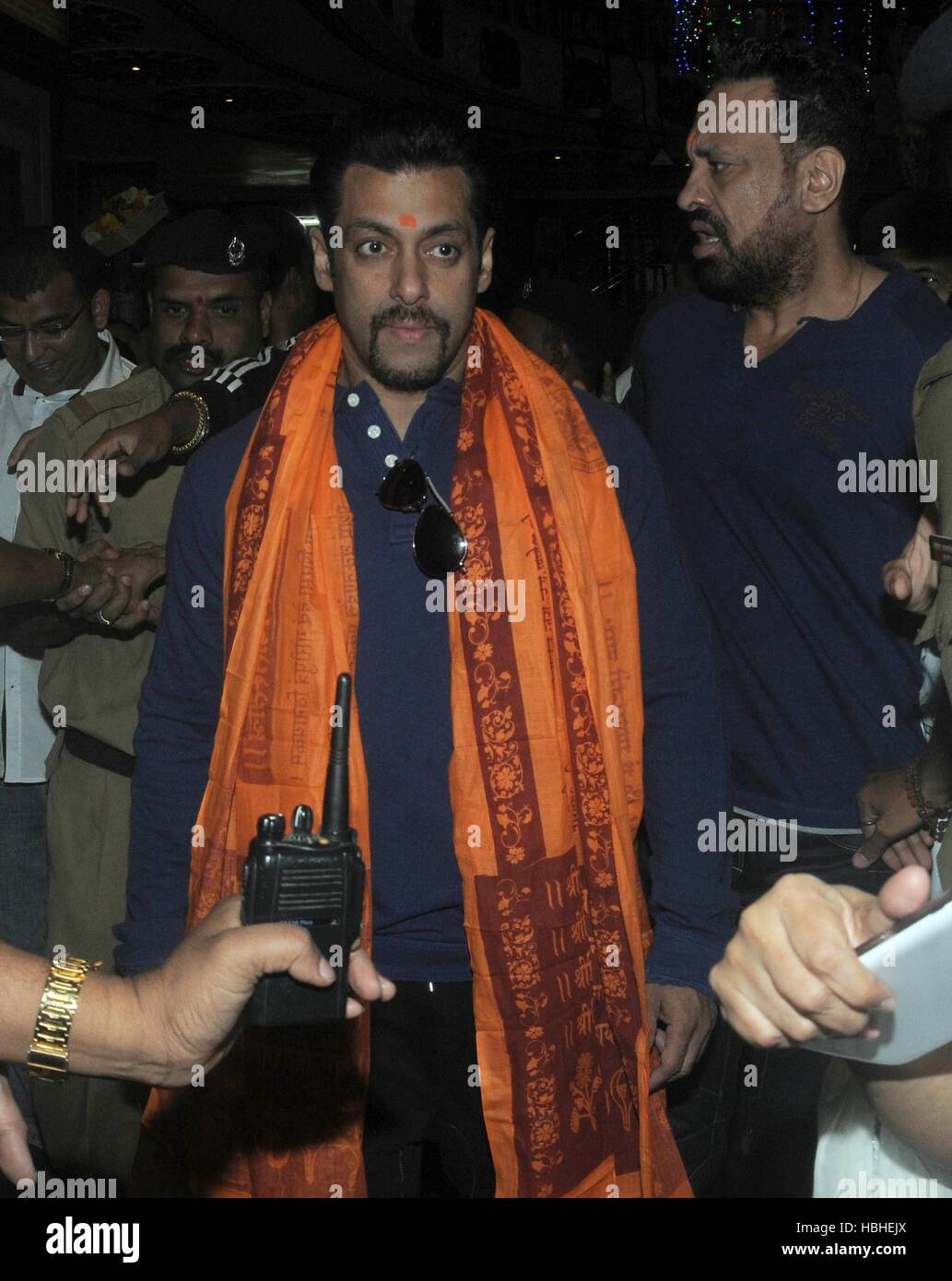 Attore di Bollywood Salman Khan Visita tempio Siddhivinayak durante il piccolo cuore maratona organizzata Wadia Ospedale Mumbai Foto Stock