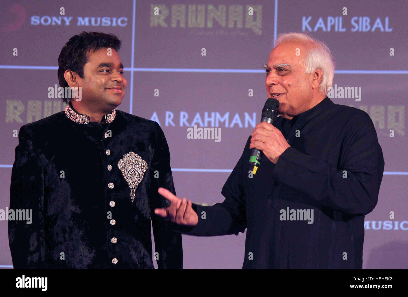 Bollywood A R Rahman Kapil Sibal durante il lancio del loro album di musica Raunaq in Mumbai Foto Stock