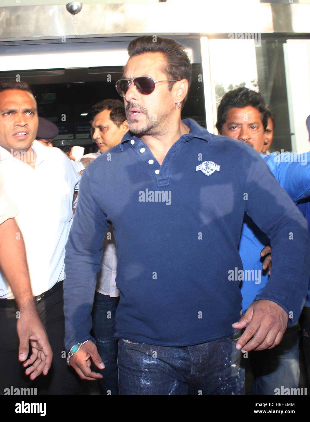 Attore di Bollywood Salman Khan arriva a Mumbai Aeroporto in Mumbai, India Il 5 maggio 2015 Foto Stock