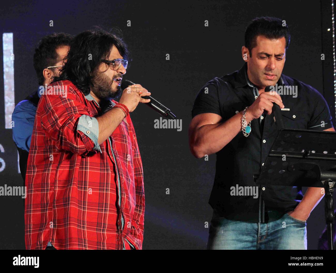 Bollywood Pritam Chakraborty Salman Khan durante il lancio Eid brano intitolato Aaj ki parte meri taraf se Bajrangi Bhaijaan Mumbai Foto Stock