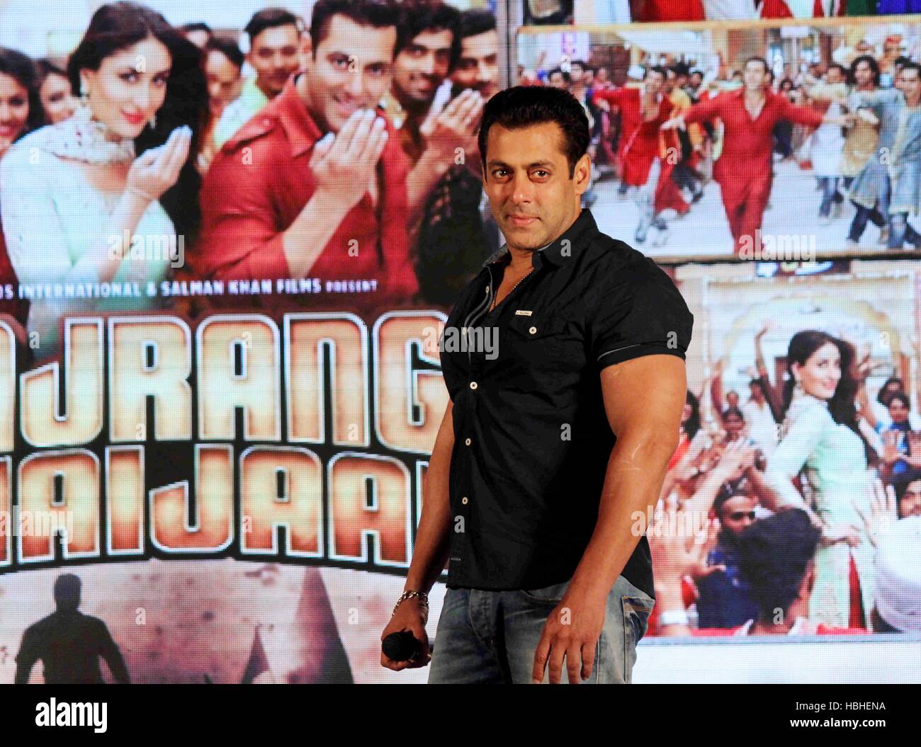 Attore di Bollywood Salman Khan durante il lancio di Eid canzone speciale intitolato Aaj ki parte meri taraf fm Bhaijaan Bajrangi Mumbai Foto Stock