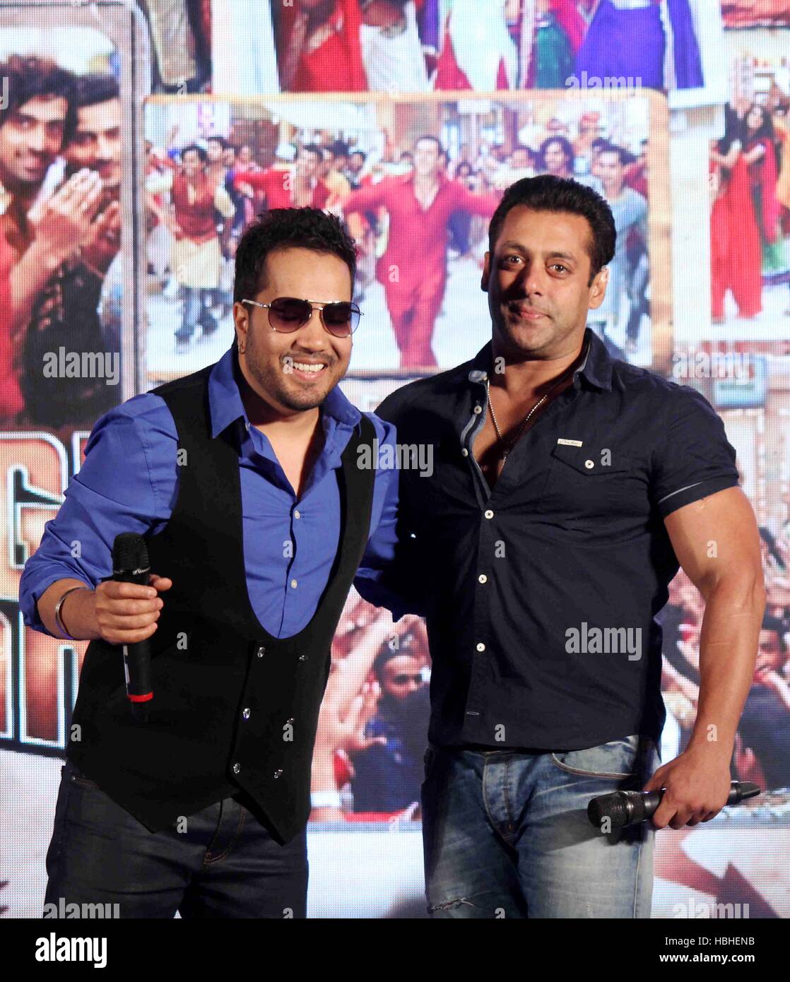 Bollywood Mika Singh Salman Khan durante il lancio di Eid canzone speciale intitolato Aaj ki parte meri taraf se Bajrangi Bhaijaan Mumbai Foto Stock