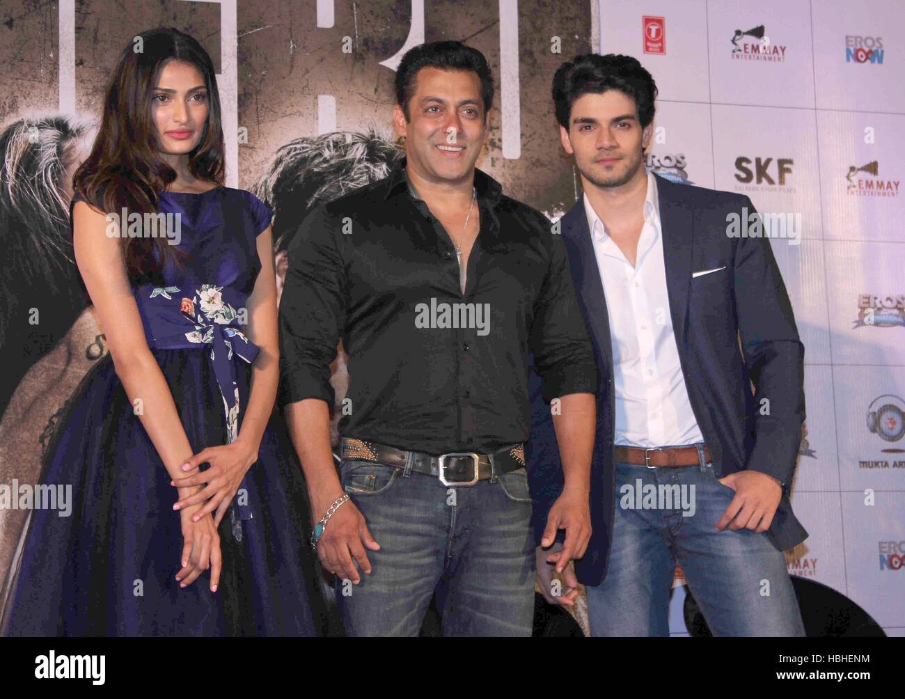 Bollywood debutto attori Sooraj Pancholi e Athiya Shetty con Salman Khan durante il lancio del rimorchio di film eroe Mumbai Foto Stock