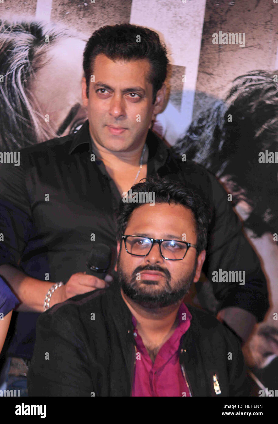 Attore di Bollywood Salman Khan e regista Nikhil Advani durante il lancio del rimorchio di film eroe, in Mumbai Foto Stock