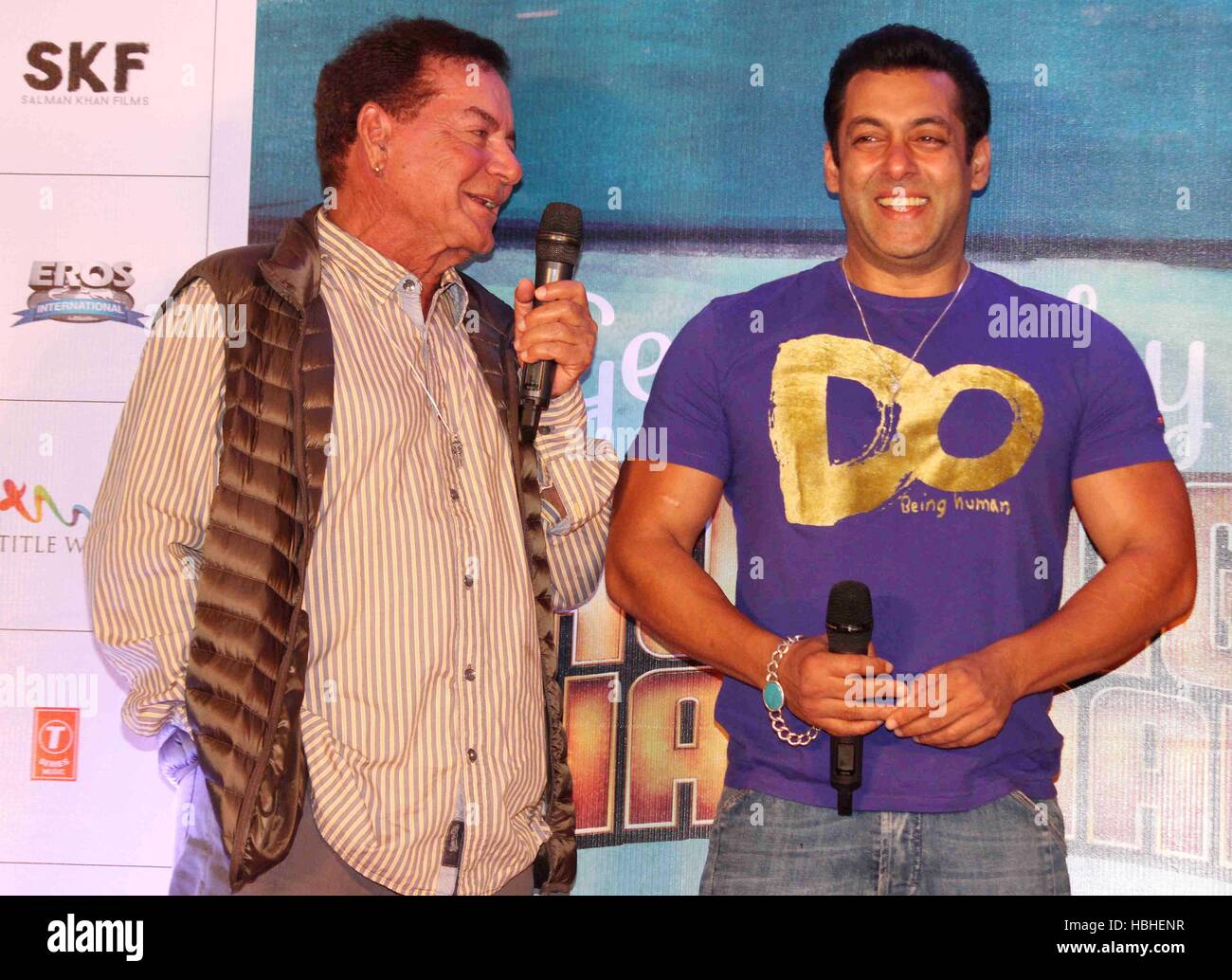 Attore di Bollywood Salman Khan con suo padre sceneggiatore Salim Khan durante il lancio di offerte prenota Bajrangi Bhaijaan Mumbai Foto Stock