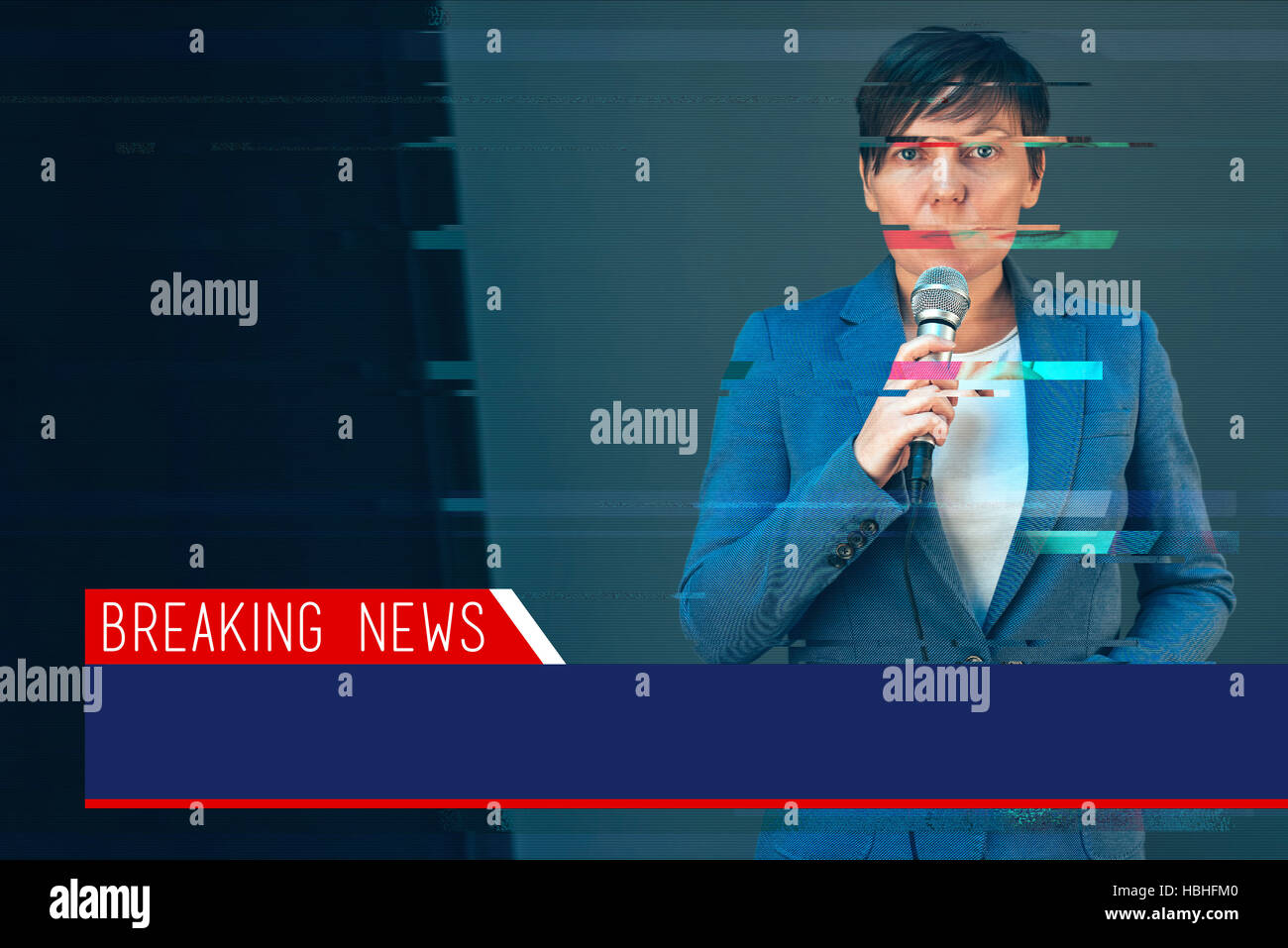 Ultime notizie digitali con effetto di glitch - femmina elegante giornalista televisivo doing business reportage, tenendo il microfono in mano Foto Stock
