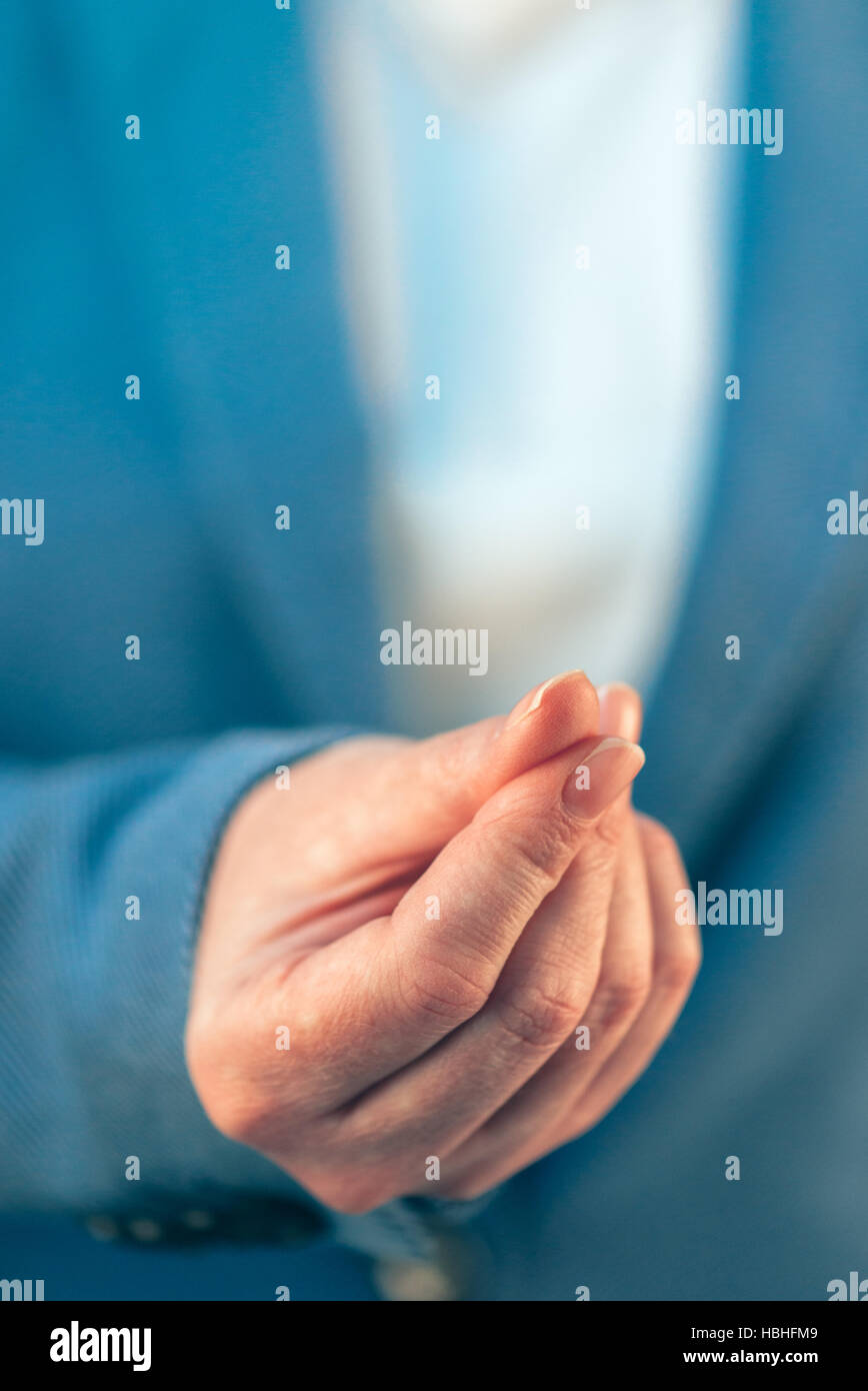 Imprenditrice chiedendo denaro contante, mano gesto concetto di concussione e corruzione negli affari Foto Stock