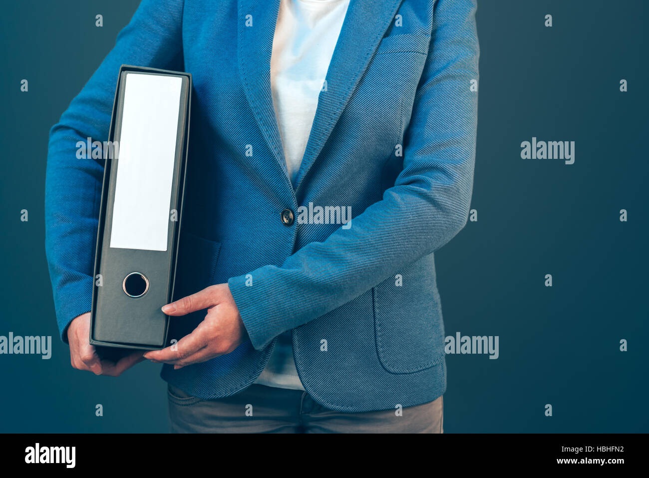 Azienda contabile tenendo il tuo rilegatore di documenti con documenti archiviati e altre corporate legal fogli, mock up spazio copia Foto Stock