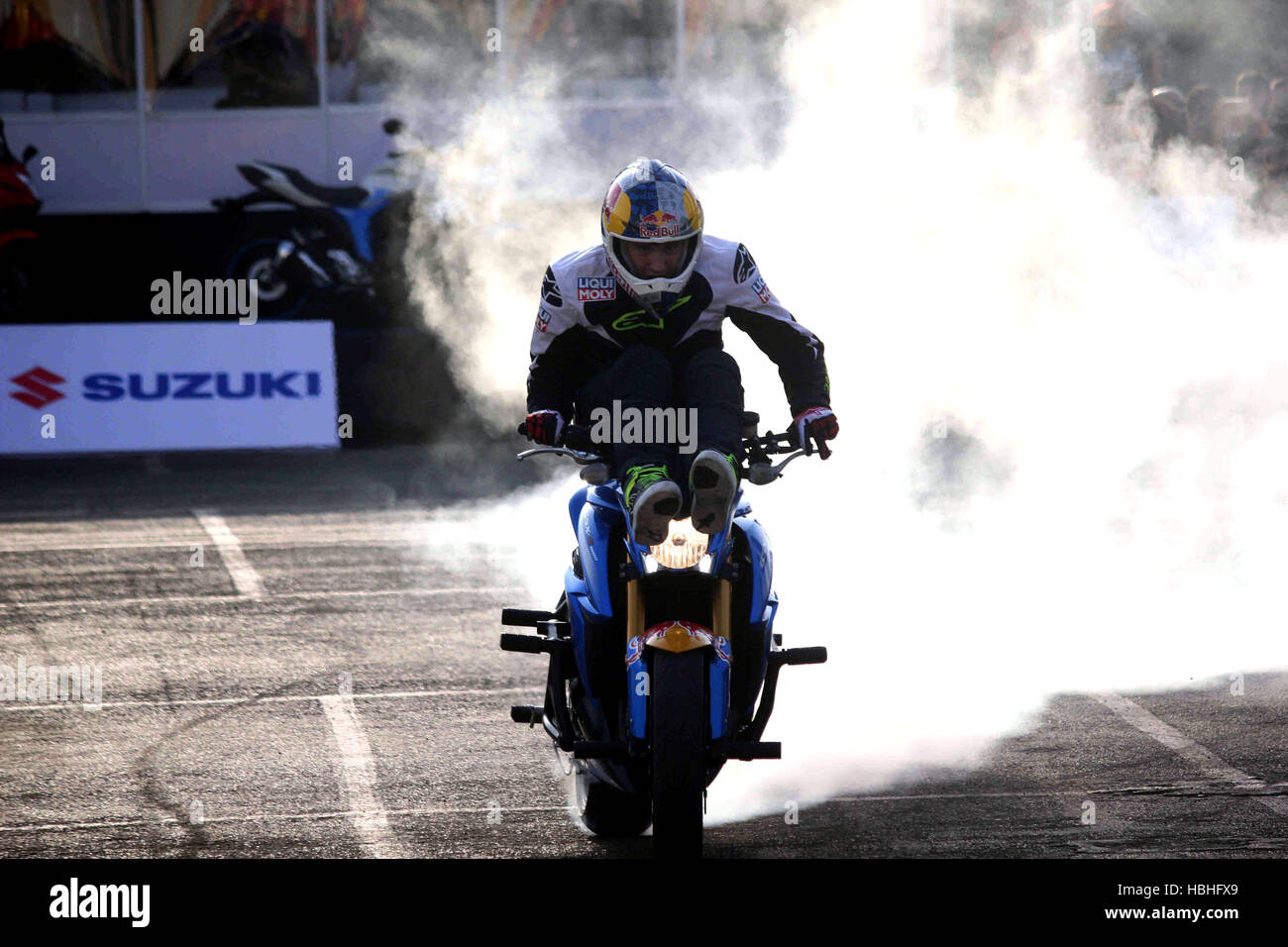 Aras Gibieza, stunt rider, stunt bike, esecuzione di acrobazie freestyle su Suzuki Gixxer bike, Bombay, Mumbai, Maharashtra, India, Asia Foto Stock
