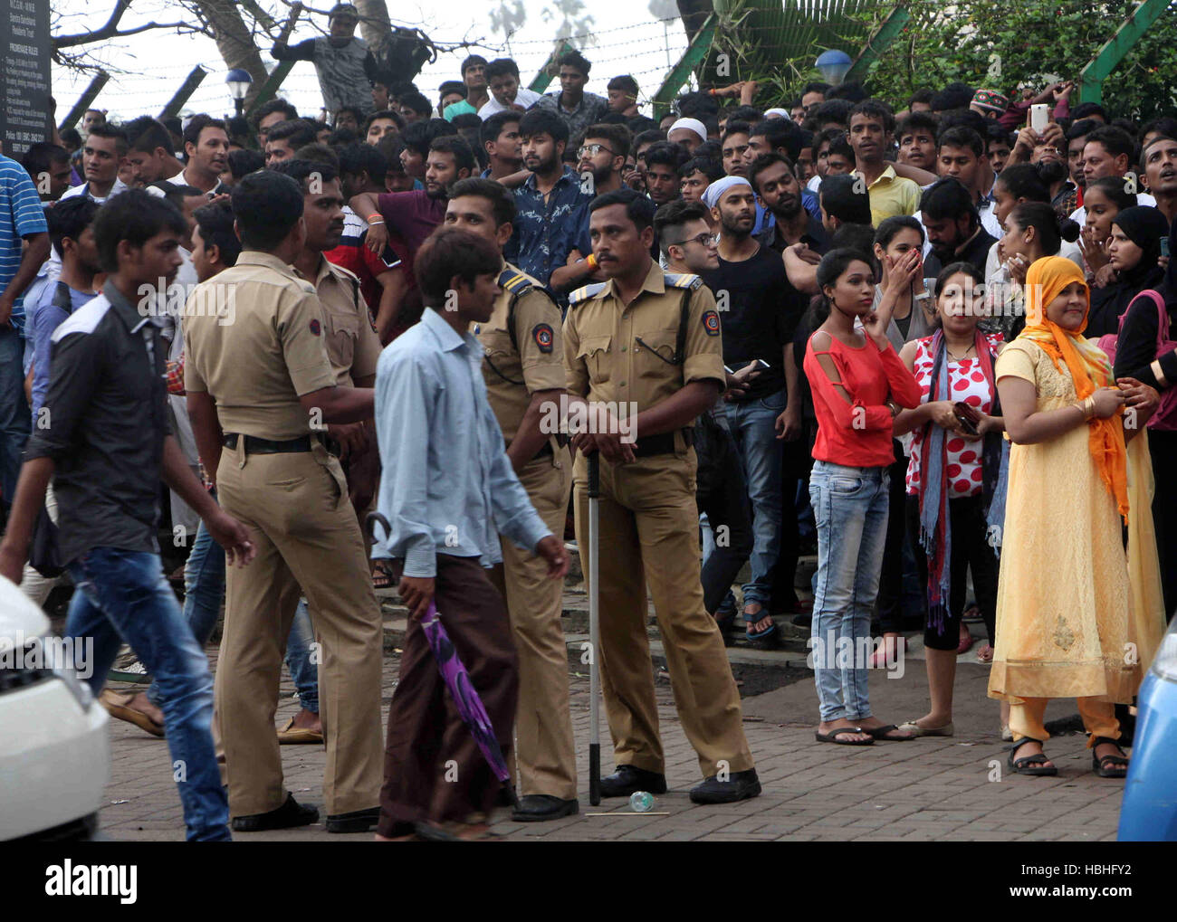 Salman Khan, attore indiano, folla in attesa, per vederlo in celebrazione Eid al Fitr, Bombay, Mumbai, Maharashtra, India, Asia Foto Stock