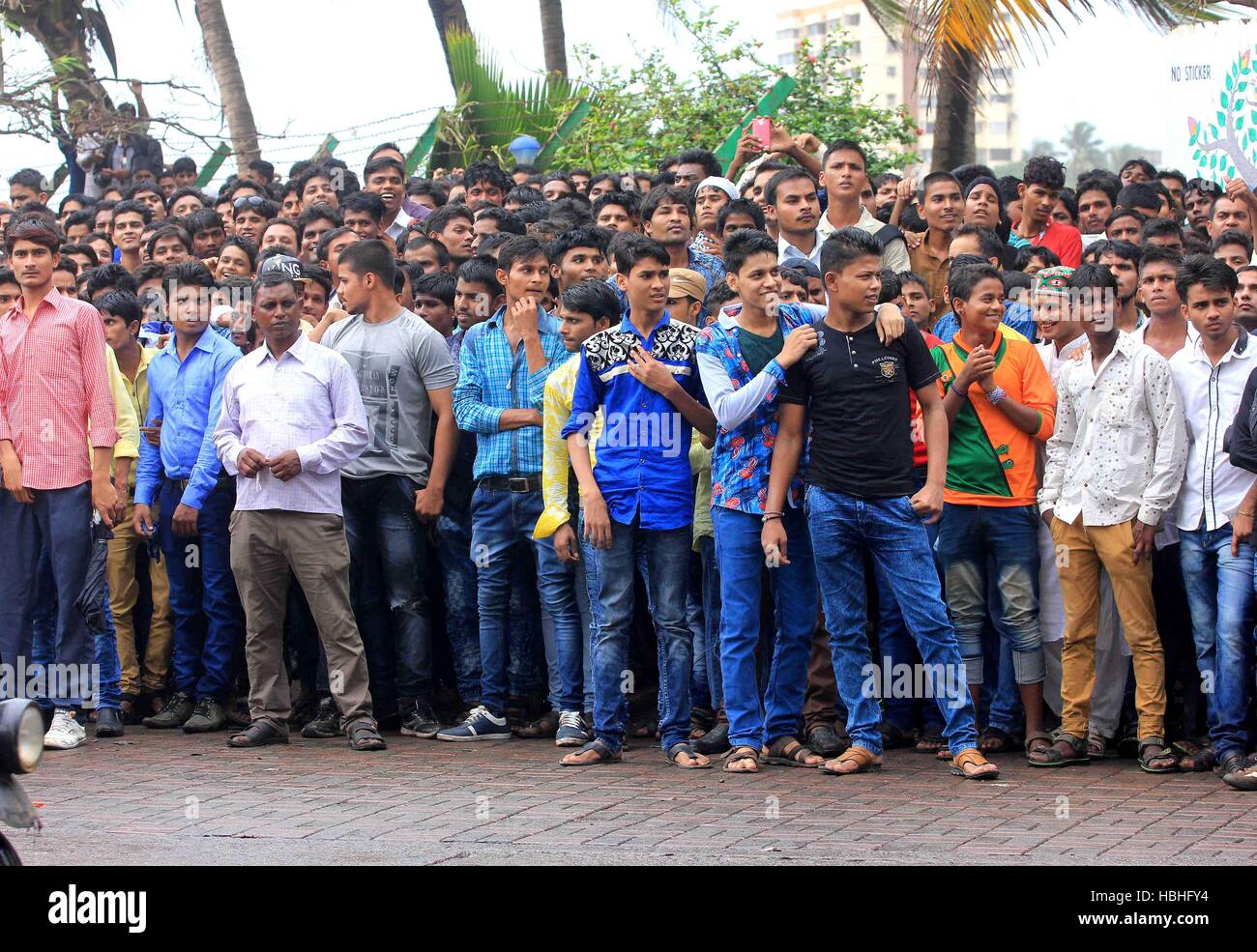 Salman Khan, attore indiano, folla in attesa, per vederlo in celebrazione Eid al Fitr, Bombay, Mumbai, Maharashtra, India, Asia Foto Stock