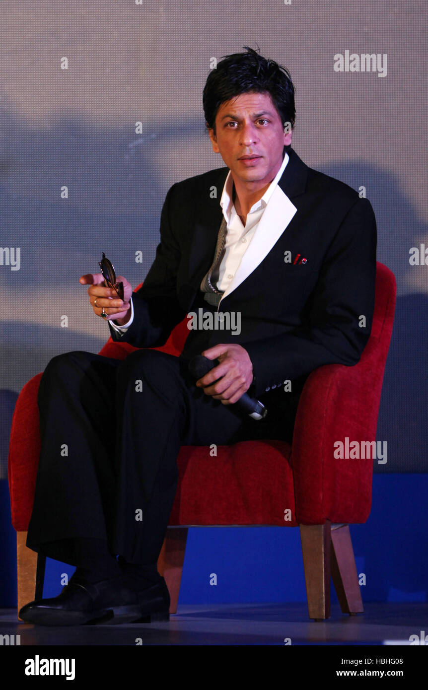 Shah Rukh Khan, attore indiano di Bollywood seduto su sedia rossa al lancio del programma televisivo Zor Ka Jhatka su Imagine TV in Mumbai India Foto Stock