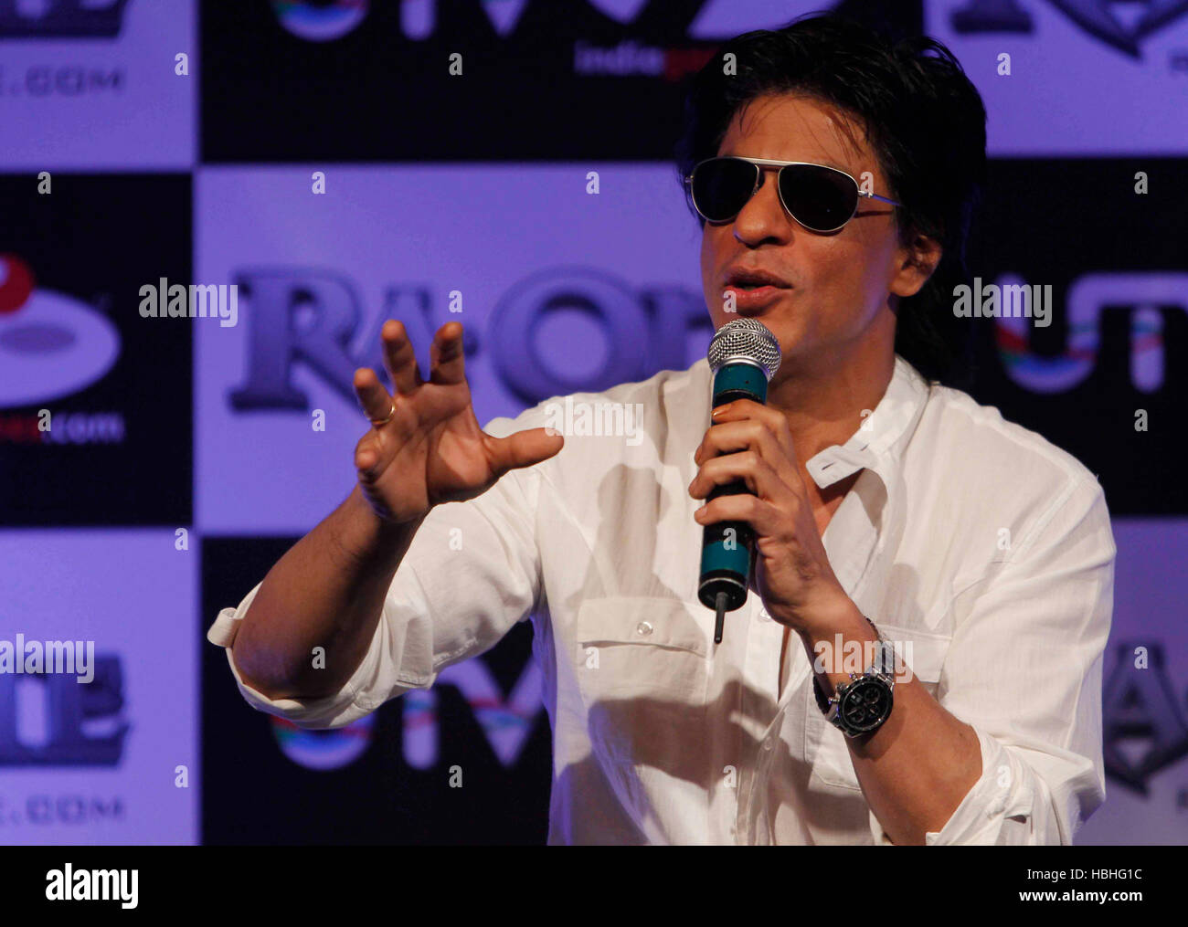 Shah Rukh Khan, star di Bollywood indiano che parla al film mobile di gioco sociale Ra una conferenza stampa Mumbai India Foto Stock