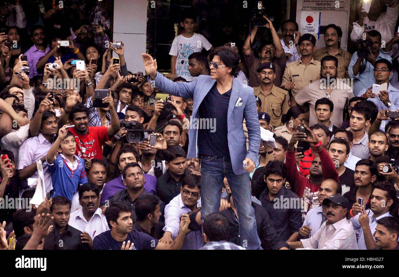 Shahrukh Khan, attore indiano di Bollywood che ondola alla folla della gente che promuove il suo film Chennai Express in Lawman Store a Mumbai India Foto Stock