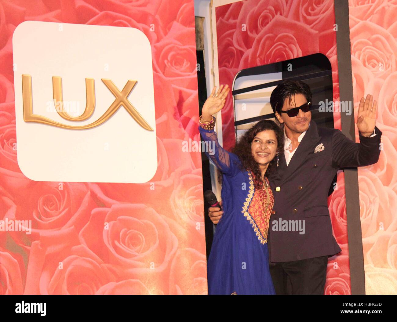 Shahrukh Khan, attore indiano Bollywood che agisce sulla piattaforma ferroviaria scena al Lux Chennai Express concorso evento a Mumbai India Foto Stock