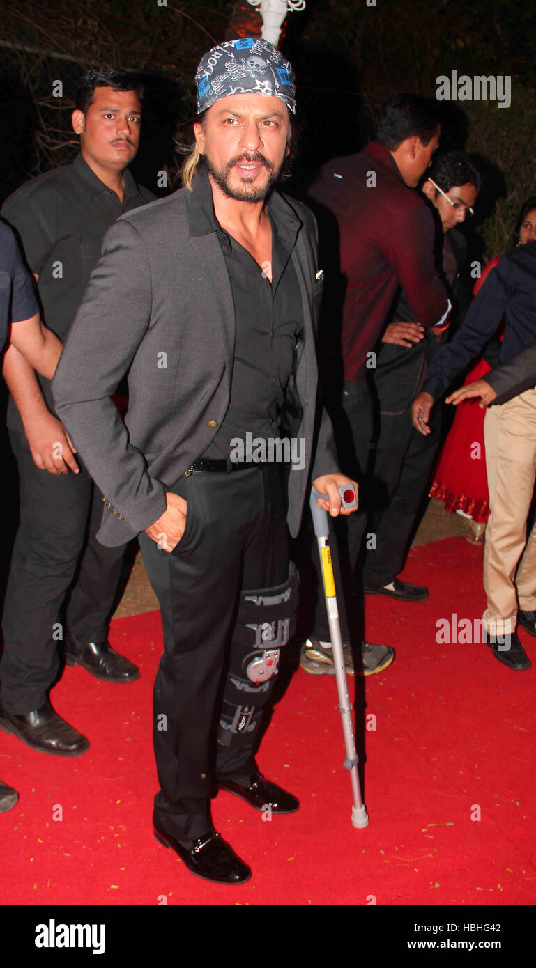 Shahrukh Khan, attore indiano di Bollywood con bastone da passeggio alla cerimonia nuziale di Ahana Deol e Vaibhav a Mumbai India Foto Stock