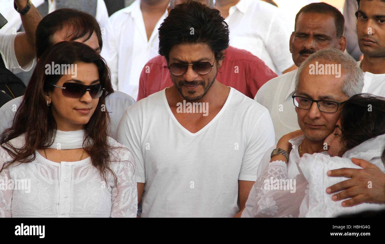 Bollywood attore Shah Rukh Khan con l'attrice Juhi Chawla e Jay Mehta al funerale di Bobby Chawla a Mumbai, India Foto Stock