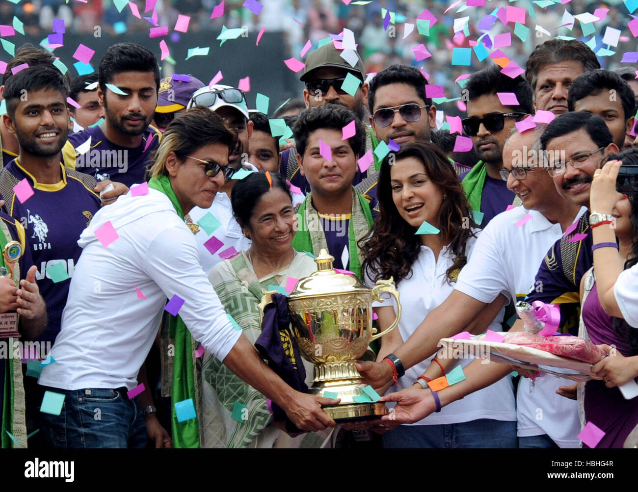 Mamata Banerjee, Shah Rukh Khan, Juhi Chawla, Jay Mehta e Kolkata Knight Riders membri del team con i vincitori del trofeo Calcutta Kolkata India, celebrità indiana Foto Stock