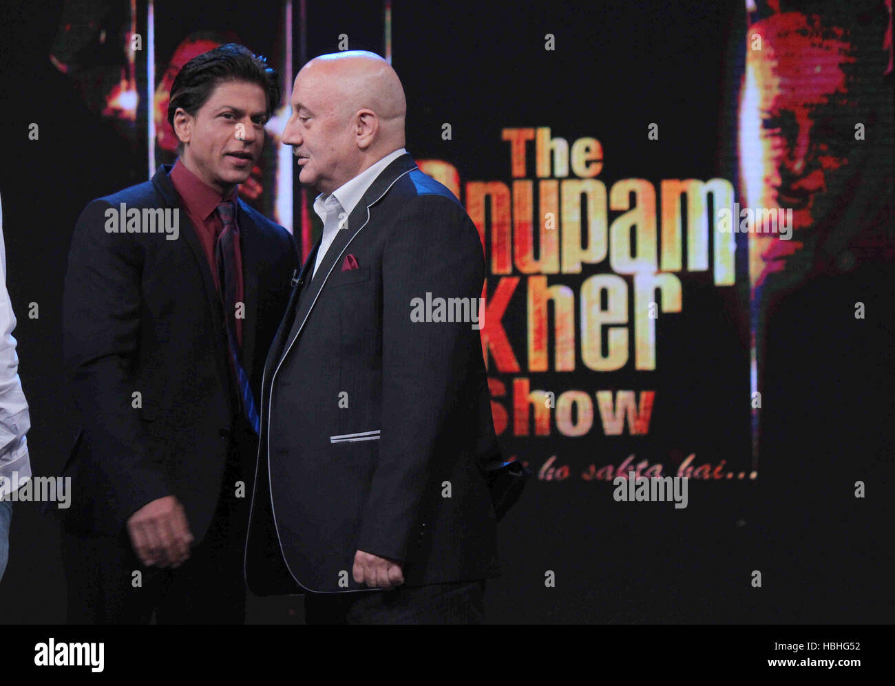 Anupam Kher con Shahrukh Khan sui set di TV show kuch Bhi ho Sakta Hai a Mumbai India Foto Stock