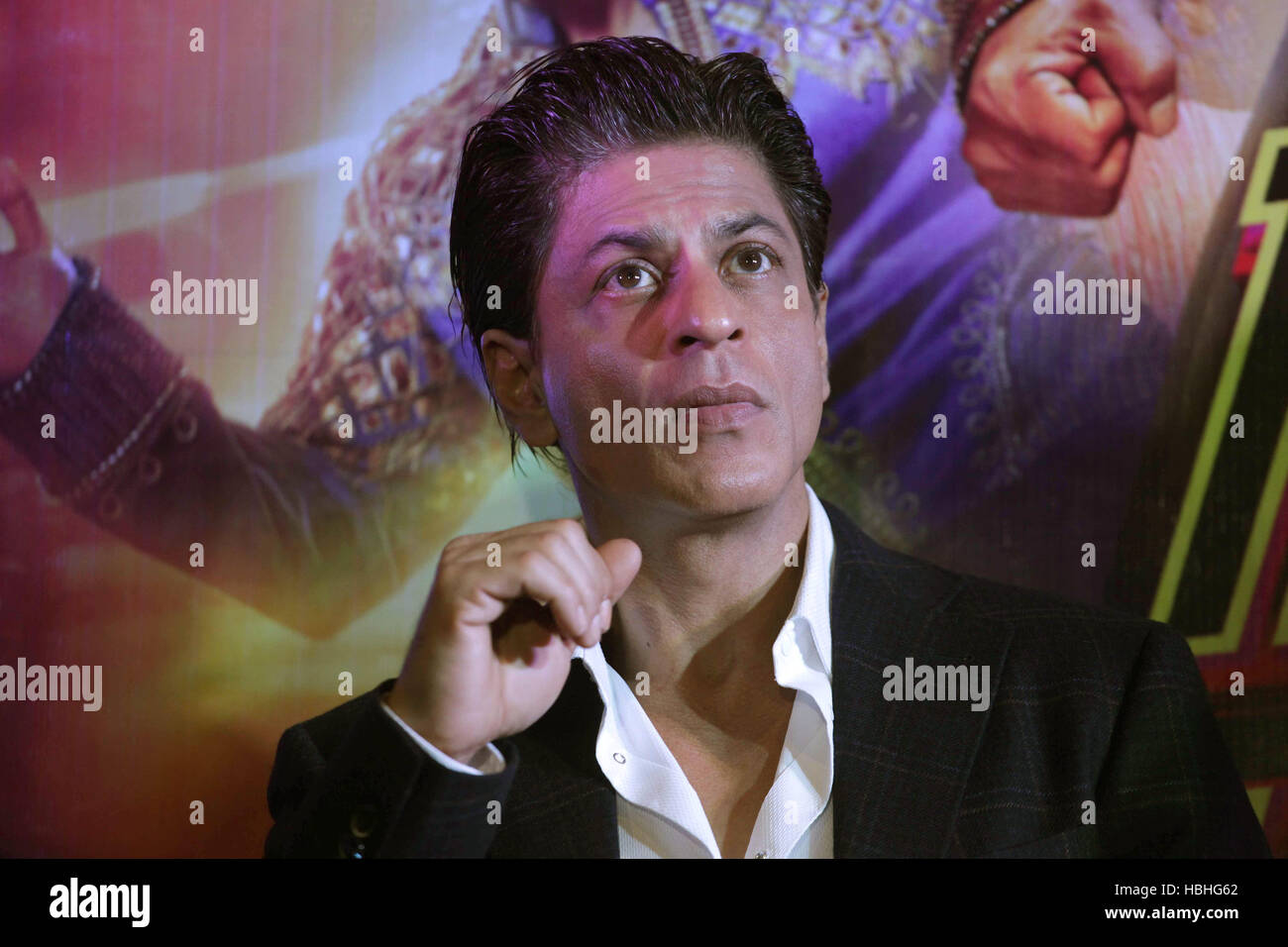 Ritratto di Shahrukh Khan, attore indiano Bollywood, camicia bianca, giacca nera, alla promozione del film Felice anno nuovo a Ahmedabad, India Foto Stock