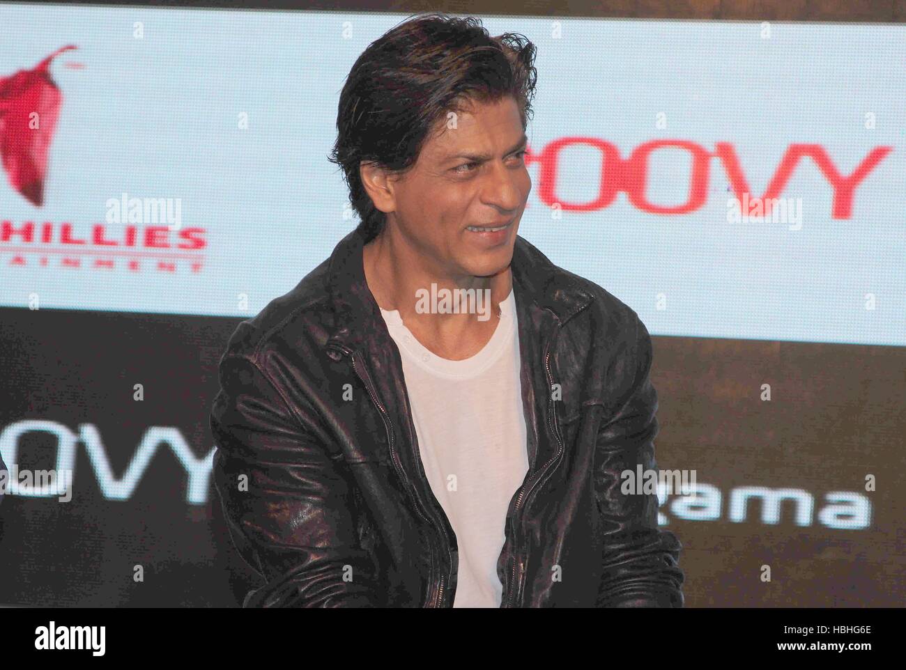 Ritratto di Bollywood attore Shah Rukh Khan, maglietta bianca, giacca nera, al film Happy New Year evento a Mumbai, India Foto Stock