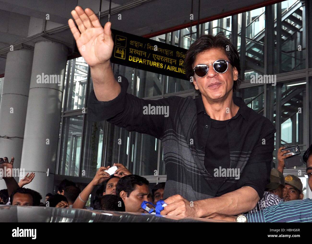 L'attore Bollywood Shah Rukh Khan che si è alzato ai fan dell'aeroporto internazionale Netaji Subhas Chandra Bose, Kolkata, India Foto Stock