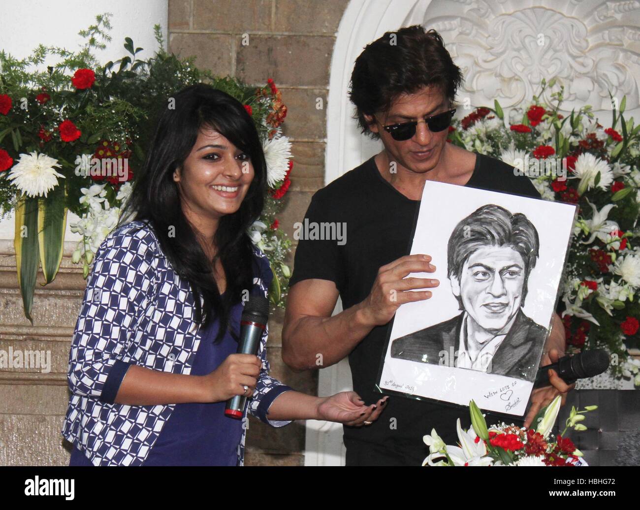 Shahrukh Khan, attore indiano di Bollywood con il suo ritratto che disegna come regalo sul suo compleanno a Mumbai India Foto Stock