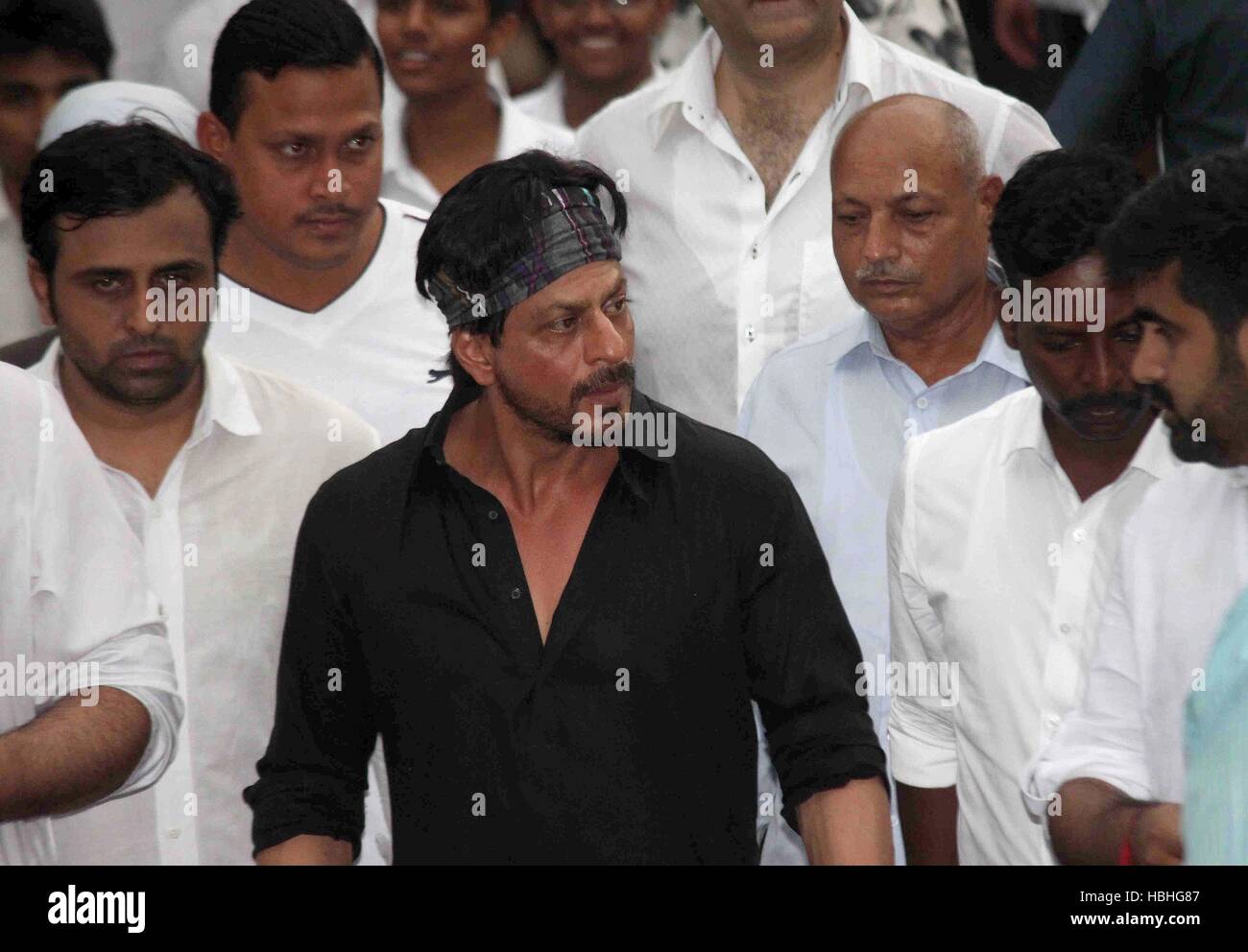 Shahrukh Khan, attore indiano di Bollywood per rispettare il regista Karim Morani madre, Mumbai, India Foto Stock