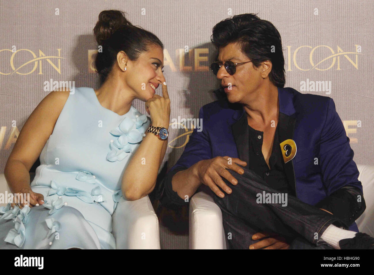 Shah Rukh Khan, attore indiano Bollywood e attrice kajol che parla al film Dilwale canzone lancio a Mumbai, India Foto Stock