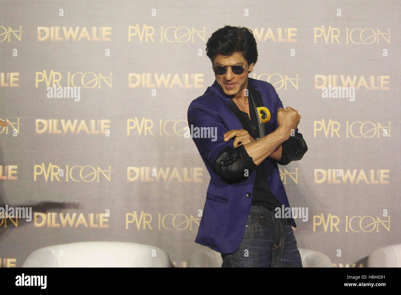 Shah Rukh Khan Dancing, attore indiano Bollywood al lancio del film Dilwale a Mumbai, India Foto Stock