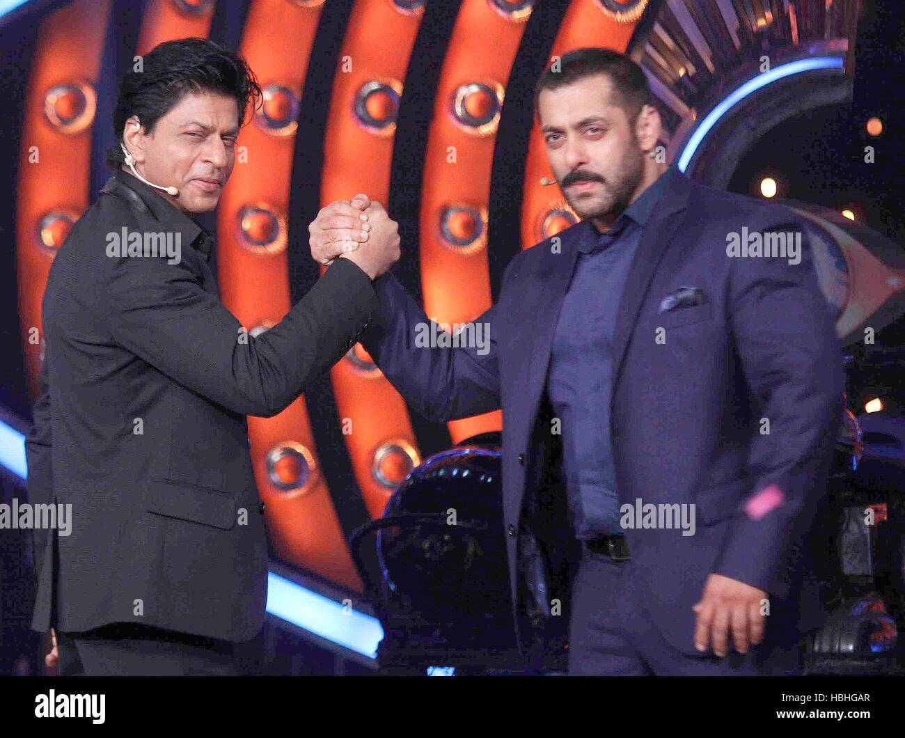 Gli attori di bollywood Shah Rukh khan con salman khan sul set di bigg boss stagione 9 durante la promozione del film lonavala dilwale maharashtra india - sms 355866 Foto Stock