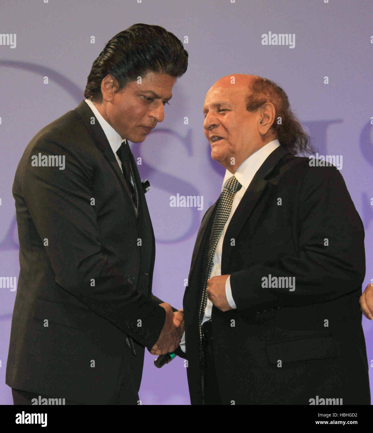 Shah Rukh Khan, attore indiano Bollywood e ambasciatore di D'ecor di marca si stringono le mani con V K Arora, presidente di D'ecor Mumbai India Foto Stock