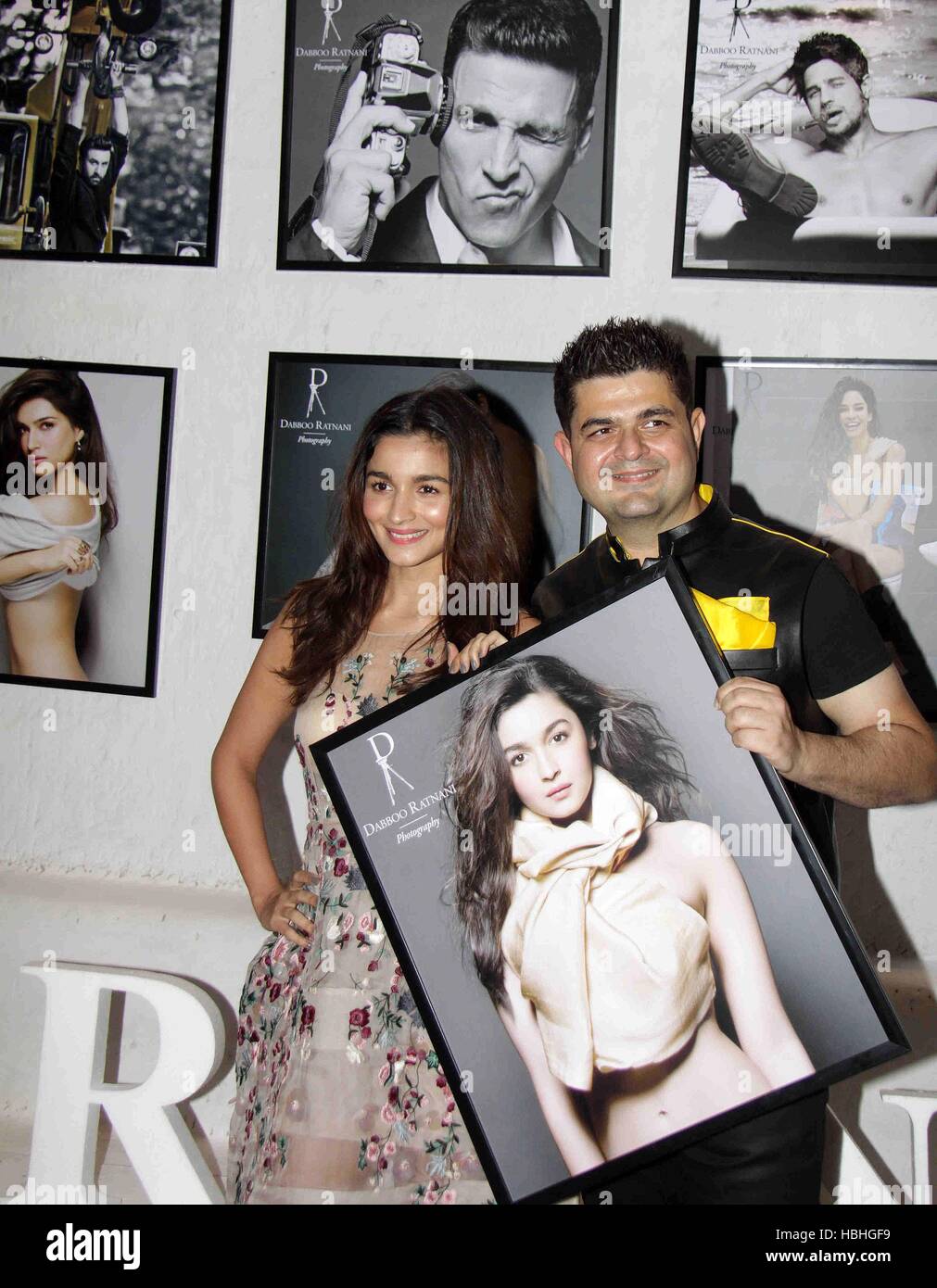 Dabboo Ratnani, fotografo di moda con l'attrice indiana Bollywood Alia Bhatt al lancio del calendario a Mumbai India Foto Stock