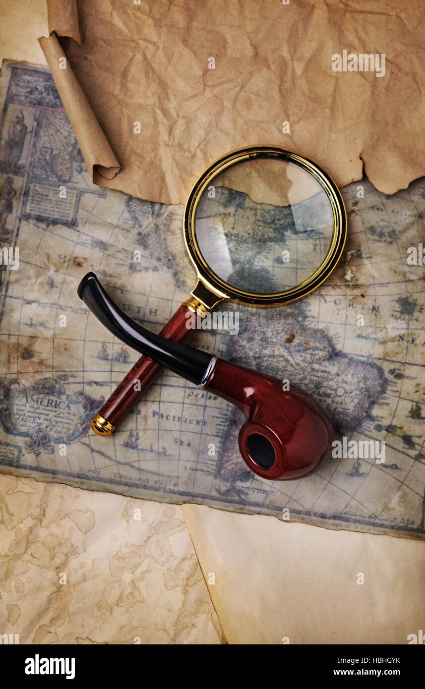 Mappa Antico, lente di ingrandimento e tubo di fumo. Sfondo nautico. Foto Stock