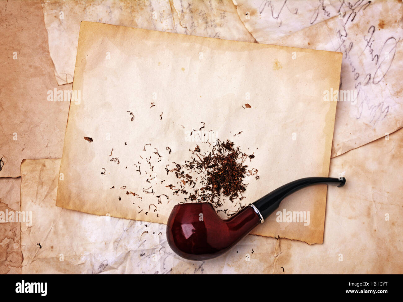 Tubo di fumo e tabacco sulla vecchia di Grana carta Foto Stock