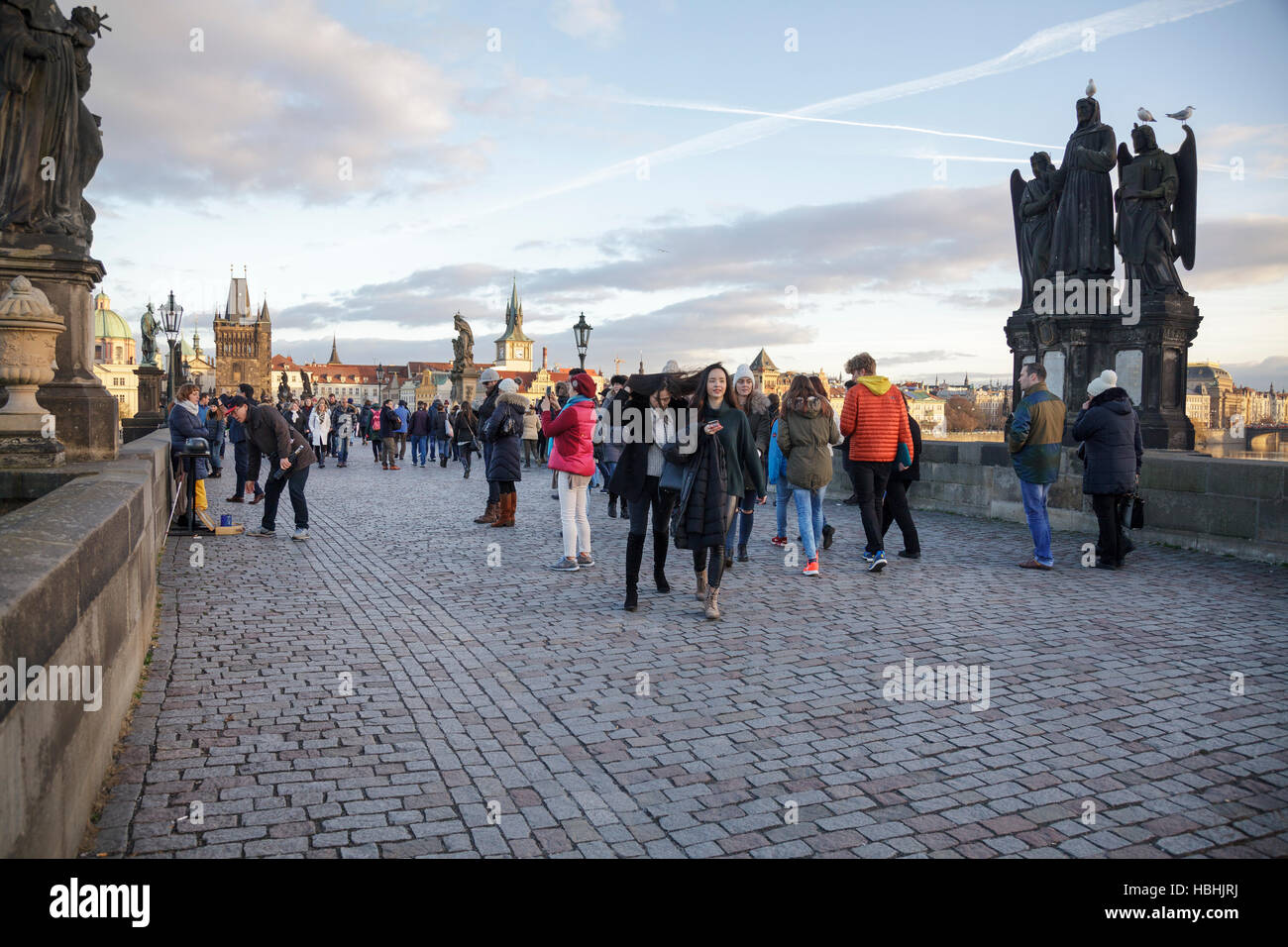 I turisti a piedi sul Ponte Carlo a Praga Repubblica Ceca Foto Stock